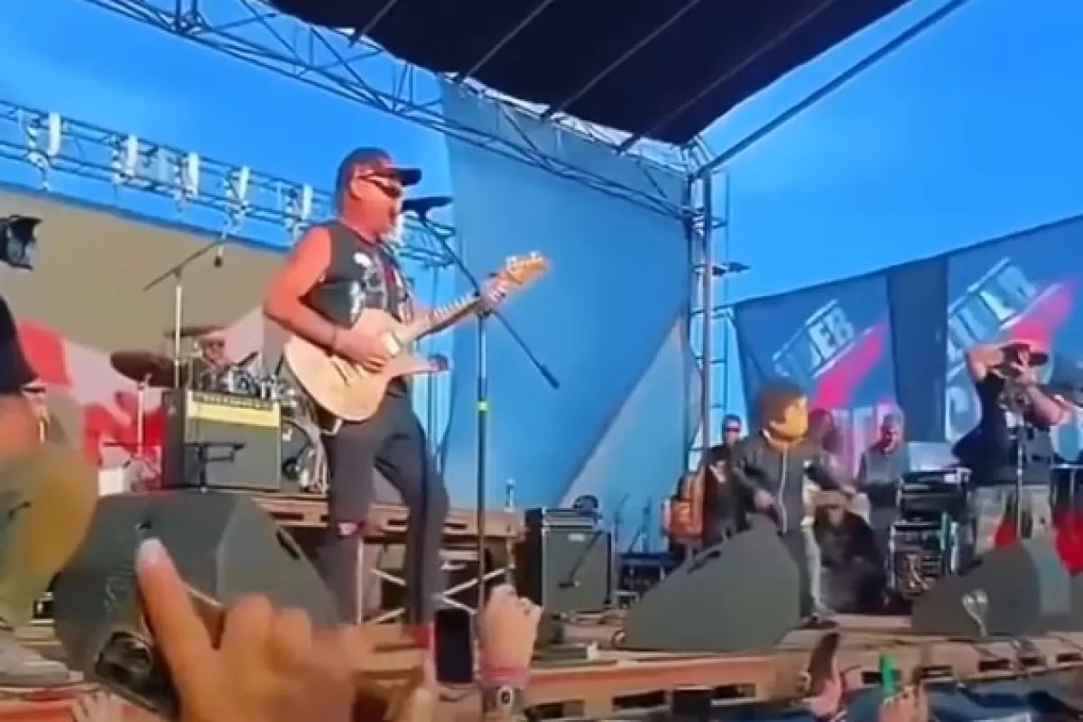 Un enano caracterizado como Milei irrumpió en Luján cuando La Renga interpretaba “Panic Show”