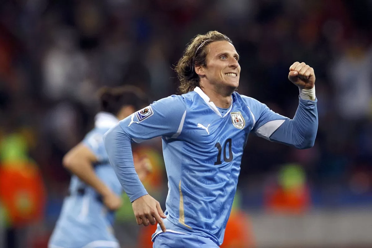 VIDEO | Diego Forlán se fracturó tres costillas durante un partido en Uruguay