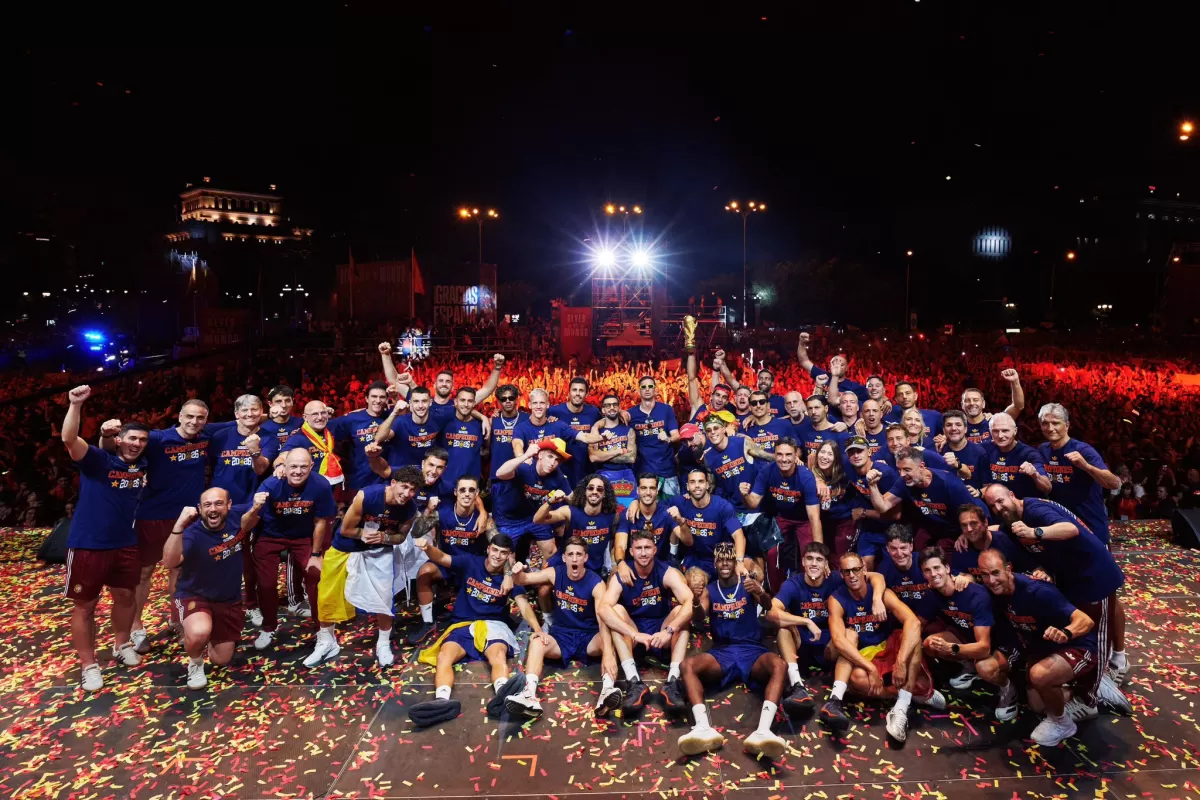 VIDEO | Espa&ntilde;a lleg&oacute; a Madrid y desat&oacute; una celebraci&oacute;n hist&oacute;rica tras conquistar el Mundial