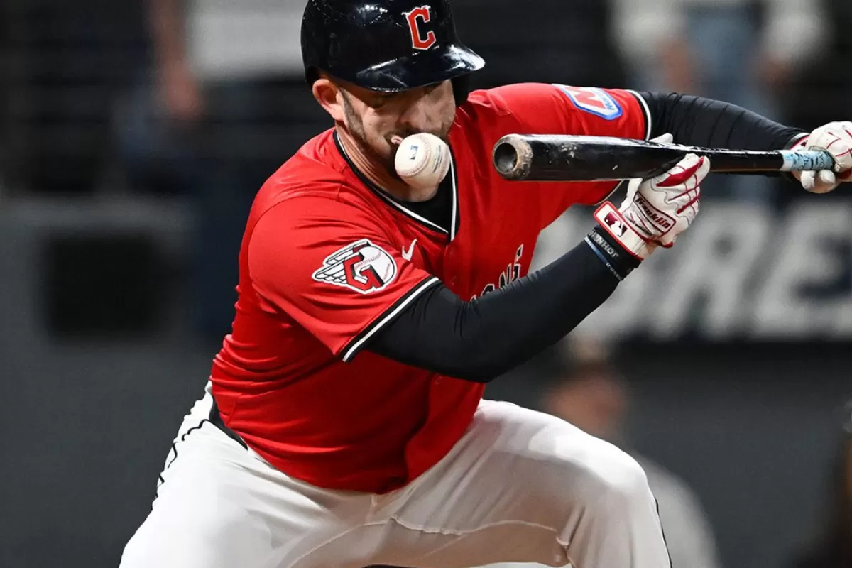 VIDEO | David Fry sufre fractura nasal y facial tras golpe de 99 mph de Skubal