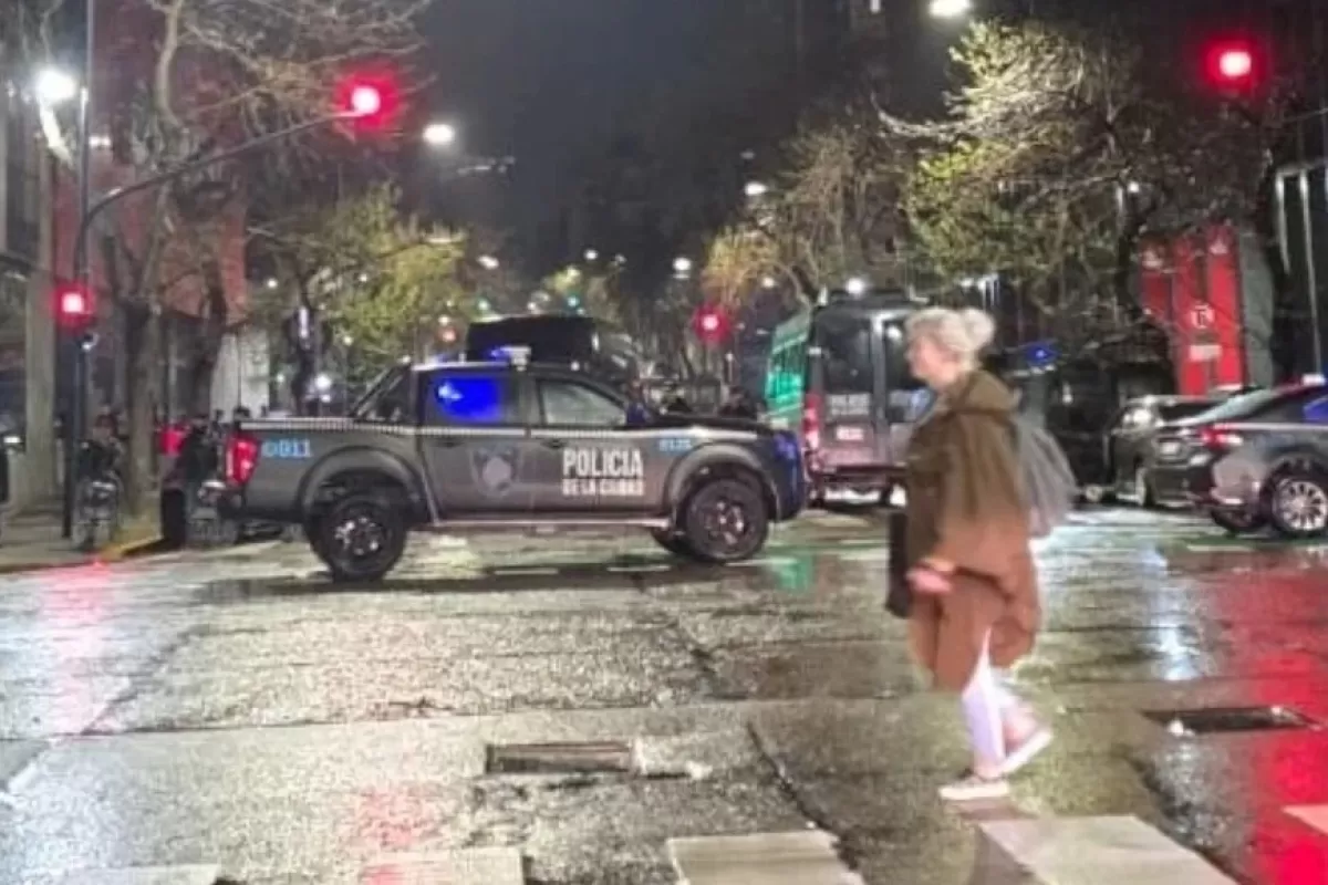 Hombre armado irrumpe en Crónica, hiere a un guardia y es detenido tras operativo policial