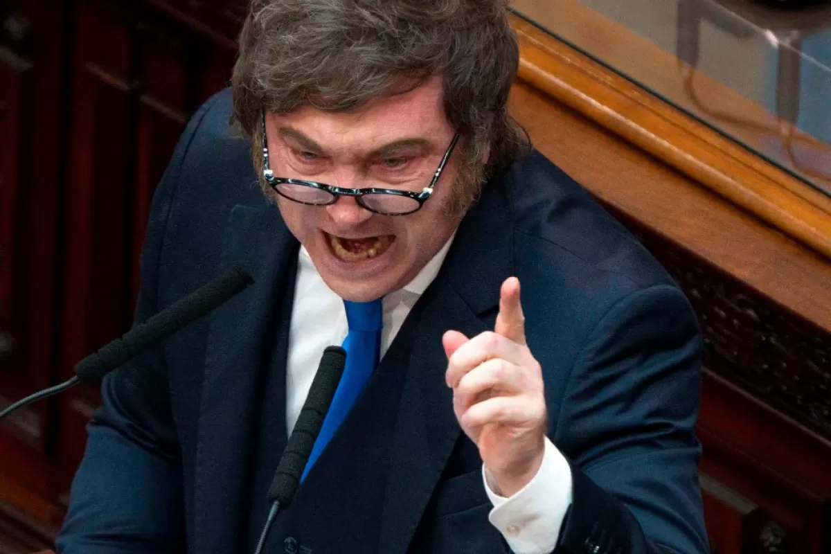 Una base p&uacute;blica revel&oacute; cu&aacute;nto deben funcionarios libertarios al Naci&oacute;n y encendi&oacute; el debate