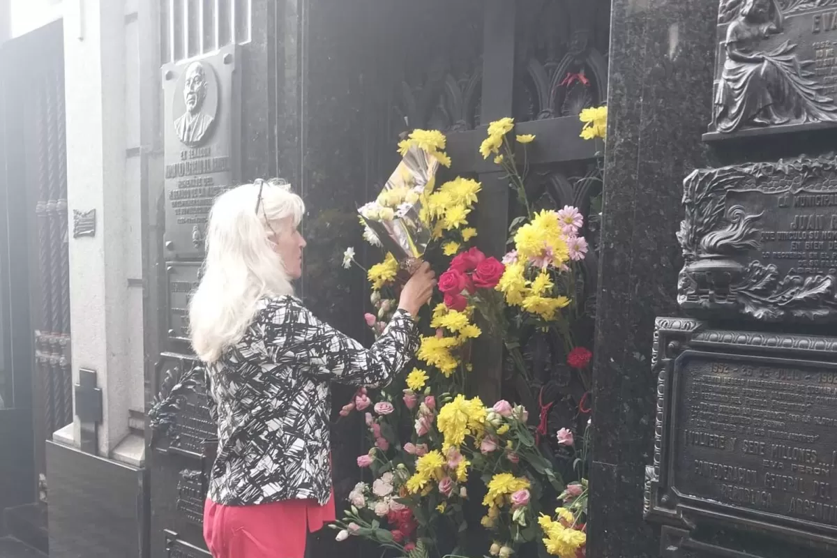 Homenaje político: Mercedes Landa visita la bóveda familiar de "Evita"