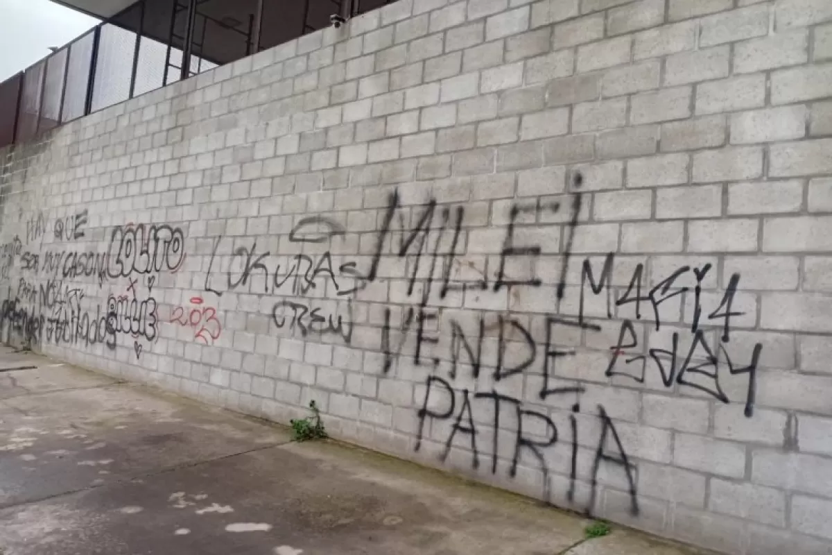 Denuncian en Mercedes que un grupo ligado al municipio atacó la casa de referentes vecinalistas
