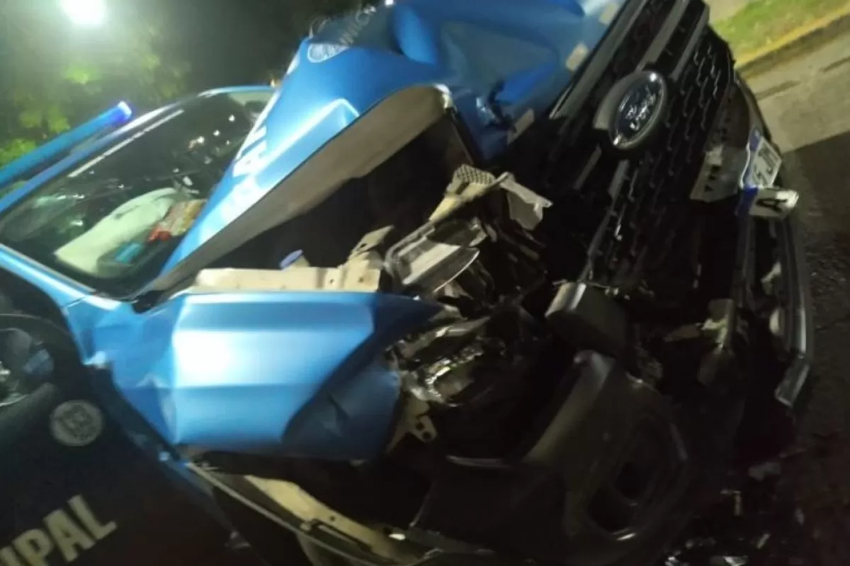 La Plata registró un fuerte accidente entre un patrullero municipal y un camión de Edesur en plena madrugada
