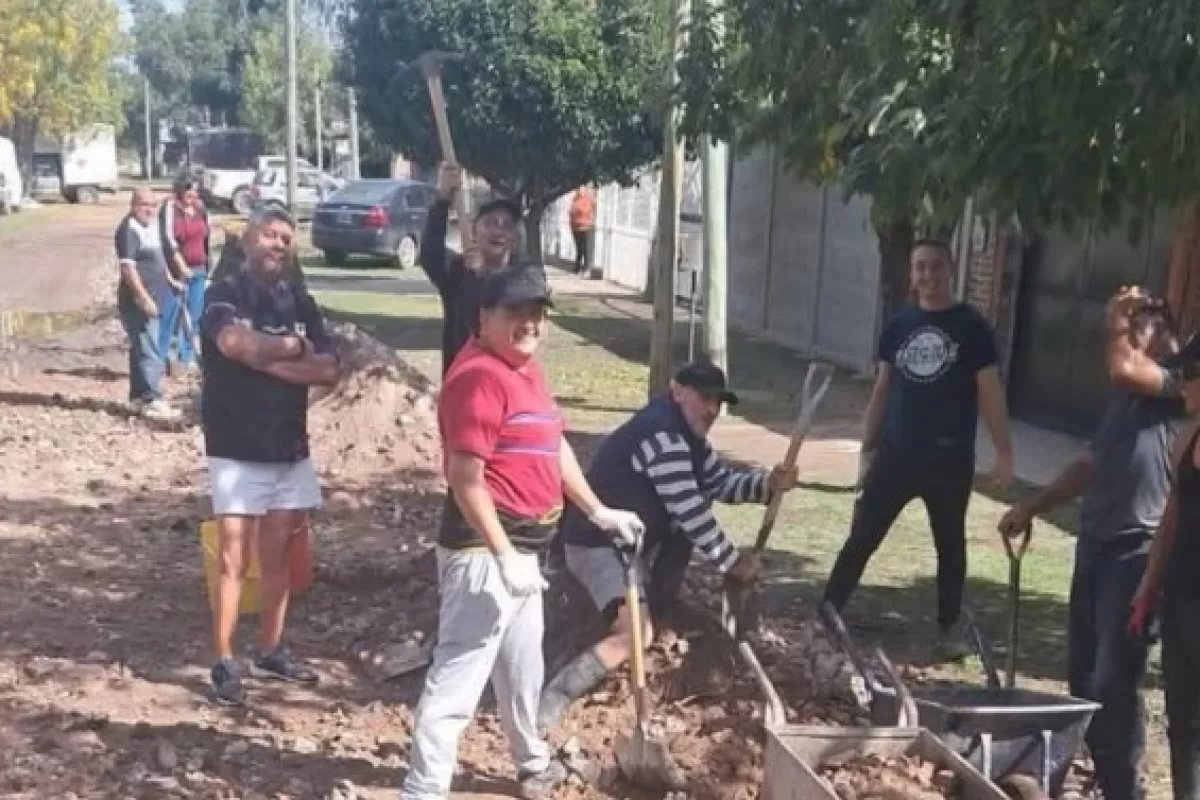 Vecinos de Merlo hacen el trabajo del Municipio y apuntan contra Men&eacute;ndez por el deterioro de los barrios