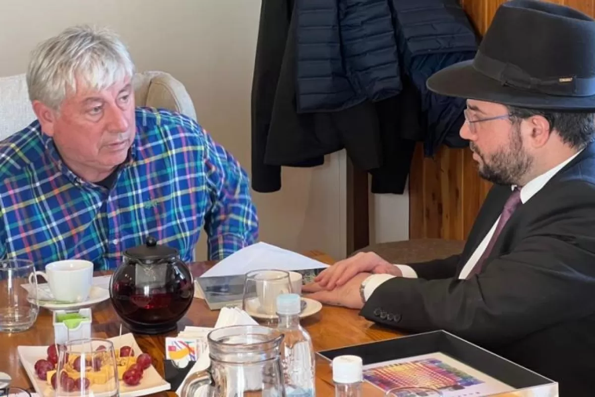 Crece el malestar en R&iacute;o Negro tras la reuni&oacute;n de Cort&eacute;s con el l&iacute;der religioso de la AMIA en Bariloche