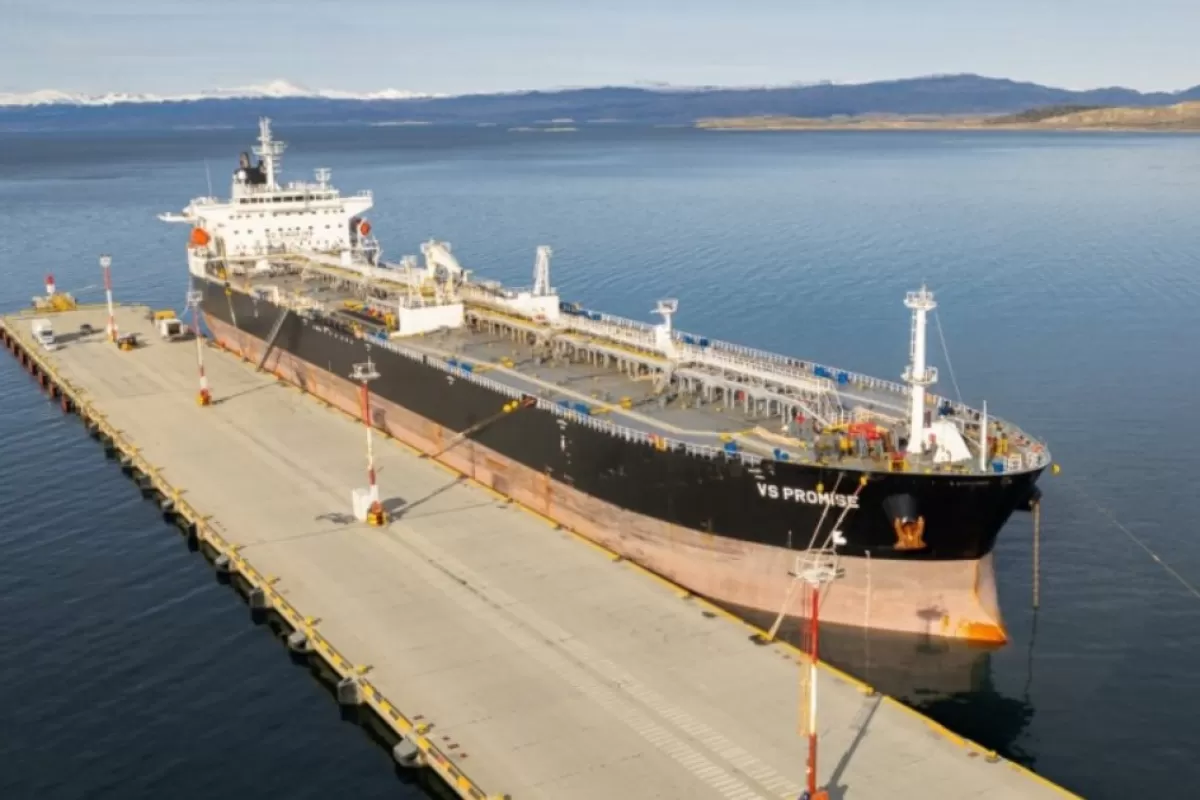 Naci&oacute;n permiti&oacute; el paso por Ushuaia de un petrolero vinculado con intereses brit&aacute;nicos que busca llevarse crudo fueguino
