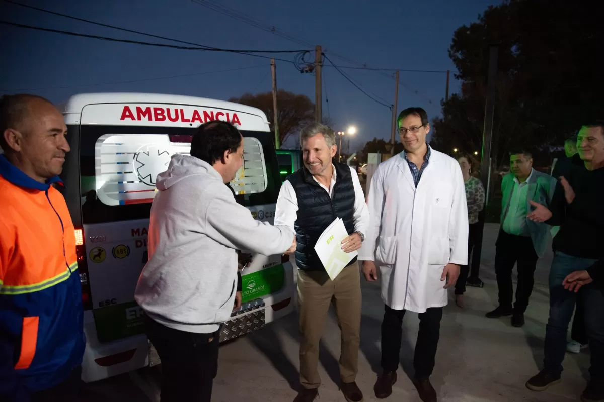 Frigerio entreg&oacute; ambulancias y recorri&oacute; las obras de hospitales en Basavilbaso y Rosario del Tala