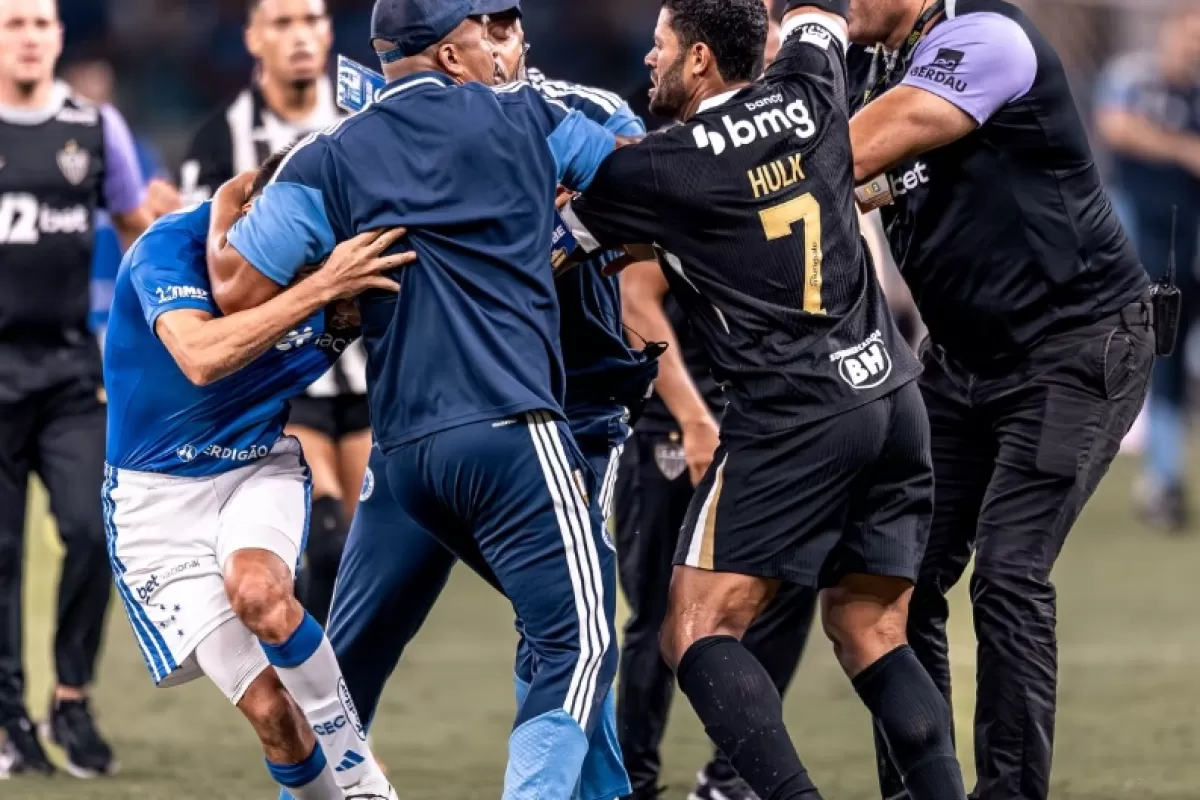 VIDEO | Batalla campal: Cruzeiro fue campe&oacute;n ante Atl&eacute;tico Mineiro en un partido que termin&oacute; con 23 expulsados