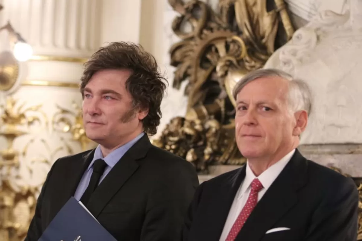 Milei volvió al país y condecoró en Casa Rosada al economista Jesús Huerta de Soto