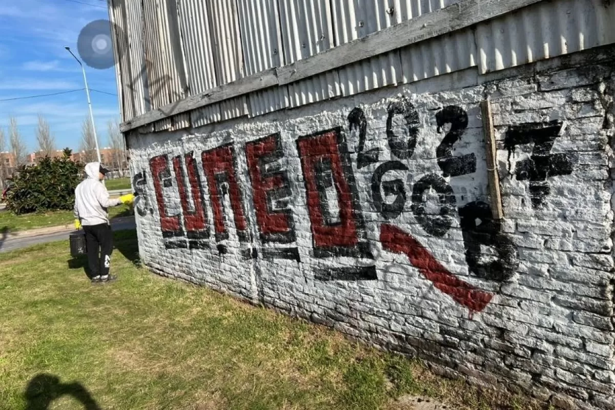 Con murales en distintos municipios, Santiago C&uacute;neo suma presencia callejera antes del inicio formal de la carrera electoral