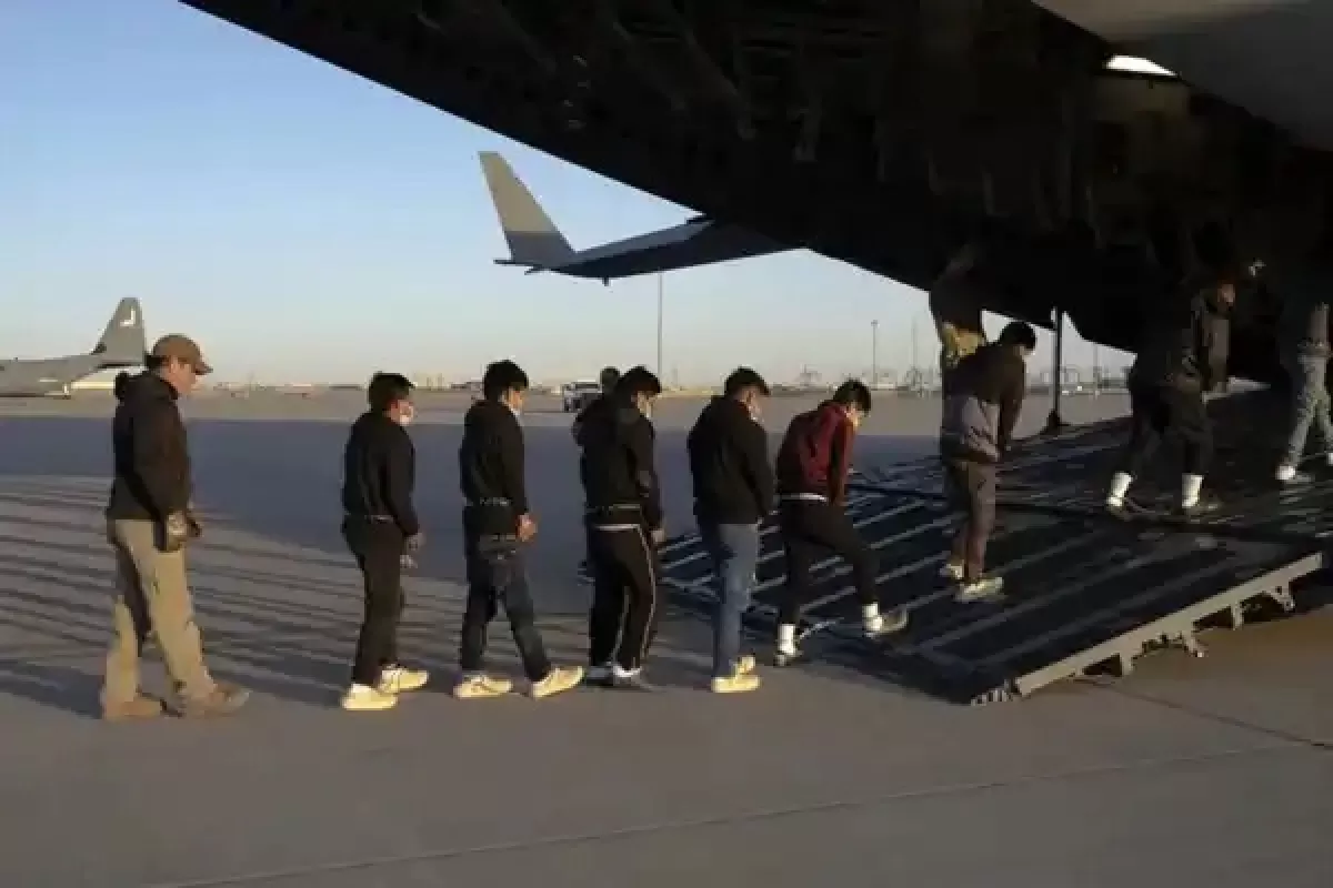 Un avión especial trae a 16 argentinos deportados desde Estados Unidos