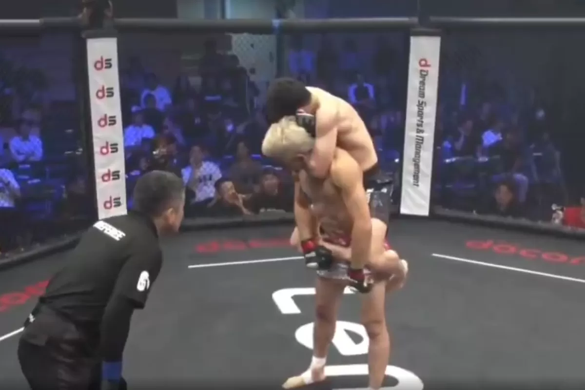 VIDEO | MMA: fingi&oacute; estar desmayado para escapar de una llave y termin&oacute; ganando la pelea