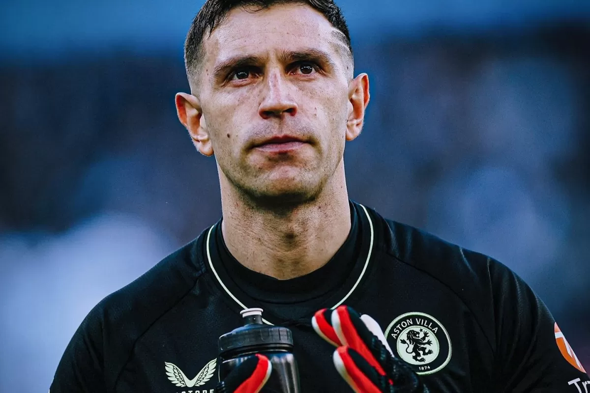 Dibu Mart&iacute;nez fue ofrecido al Chelsea y Tottenham tambi&eacute;n quiere al arquero argentino
