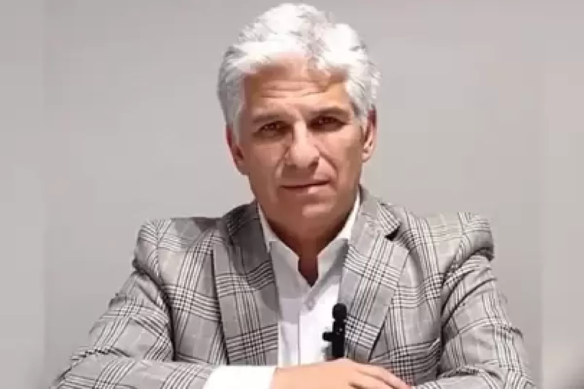 El gobernador Poggi viajó a Buenos Aires con fondos públicos para una salida teatral