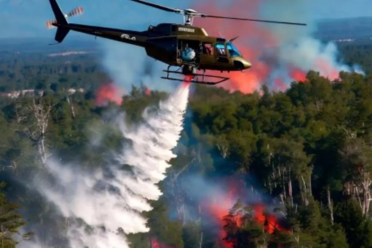 Weretilneck impulsa un alquiler de helicóptero por casi 7 millones de dólares y estalla la crítica en Río Negro