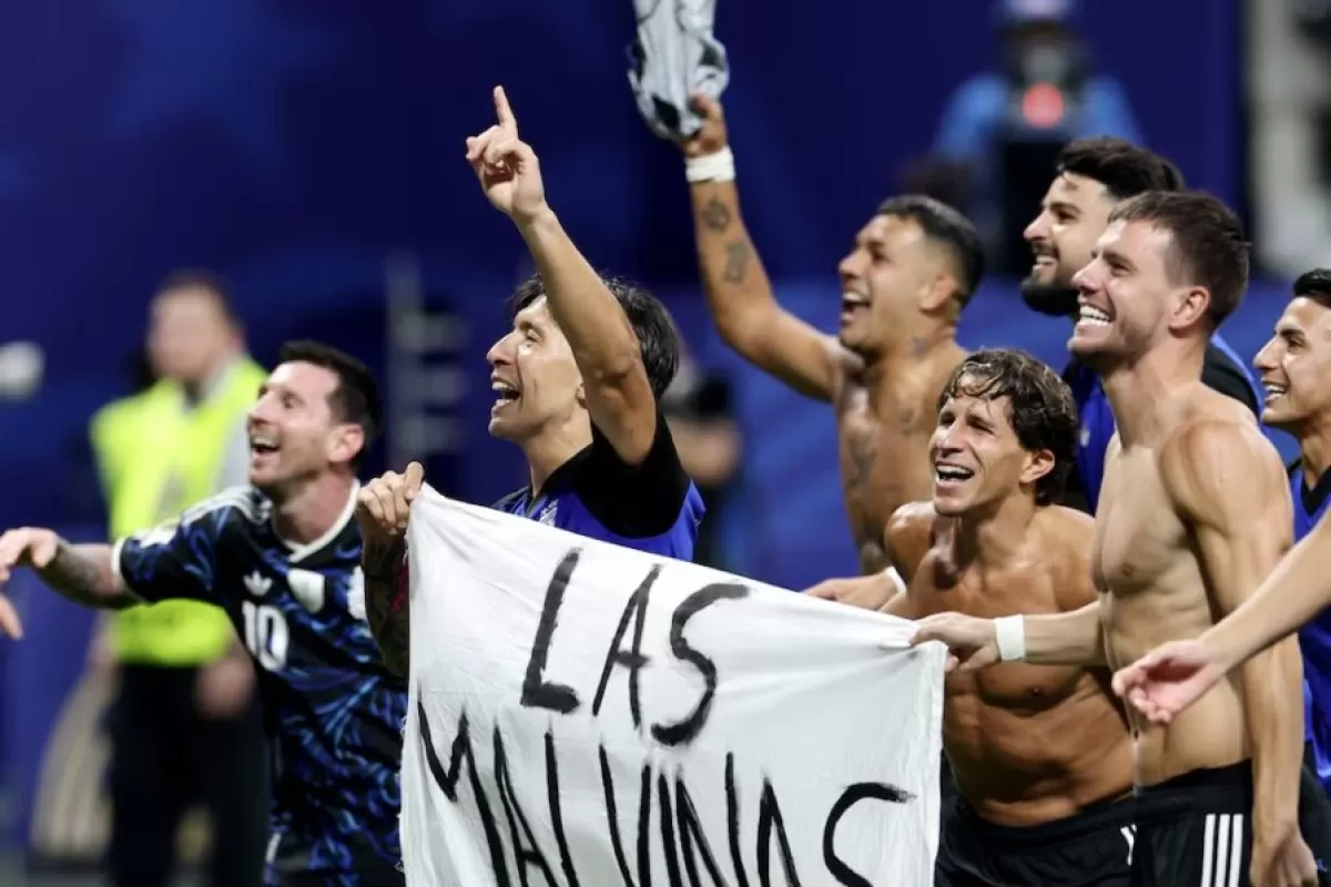 La Scaloneta dej&oacute; en evidencia a Milei con la bandera de Malvinas