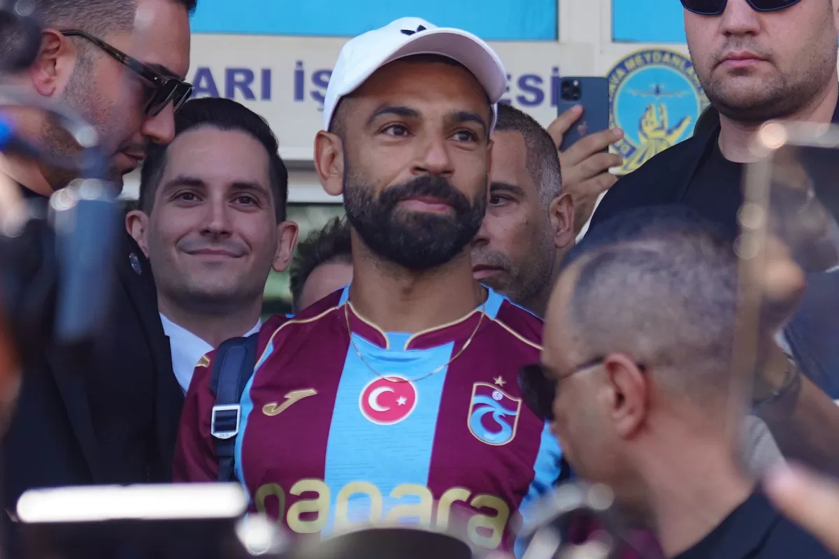 VIDEO | Mohamed Salah desat&oacute; una revoluci&oacute;n en Turqu&iacute;a con un impactante recibimiento de los hinchas de Trabzonspor