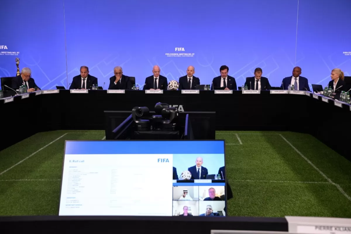 La FIFA tuvo que retirar una iniciativa cuestionada y ahora Infantino promete una inversi&oacute;n multimillonaria