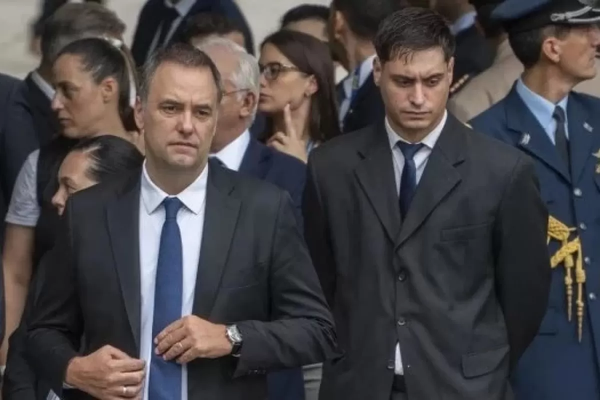 Adorni, contra las cuerdas: contrat&oacute; a un abogado de alto perfil mientras avanza la causa por los vuelos privados