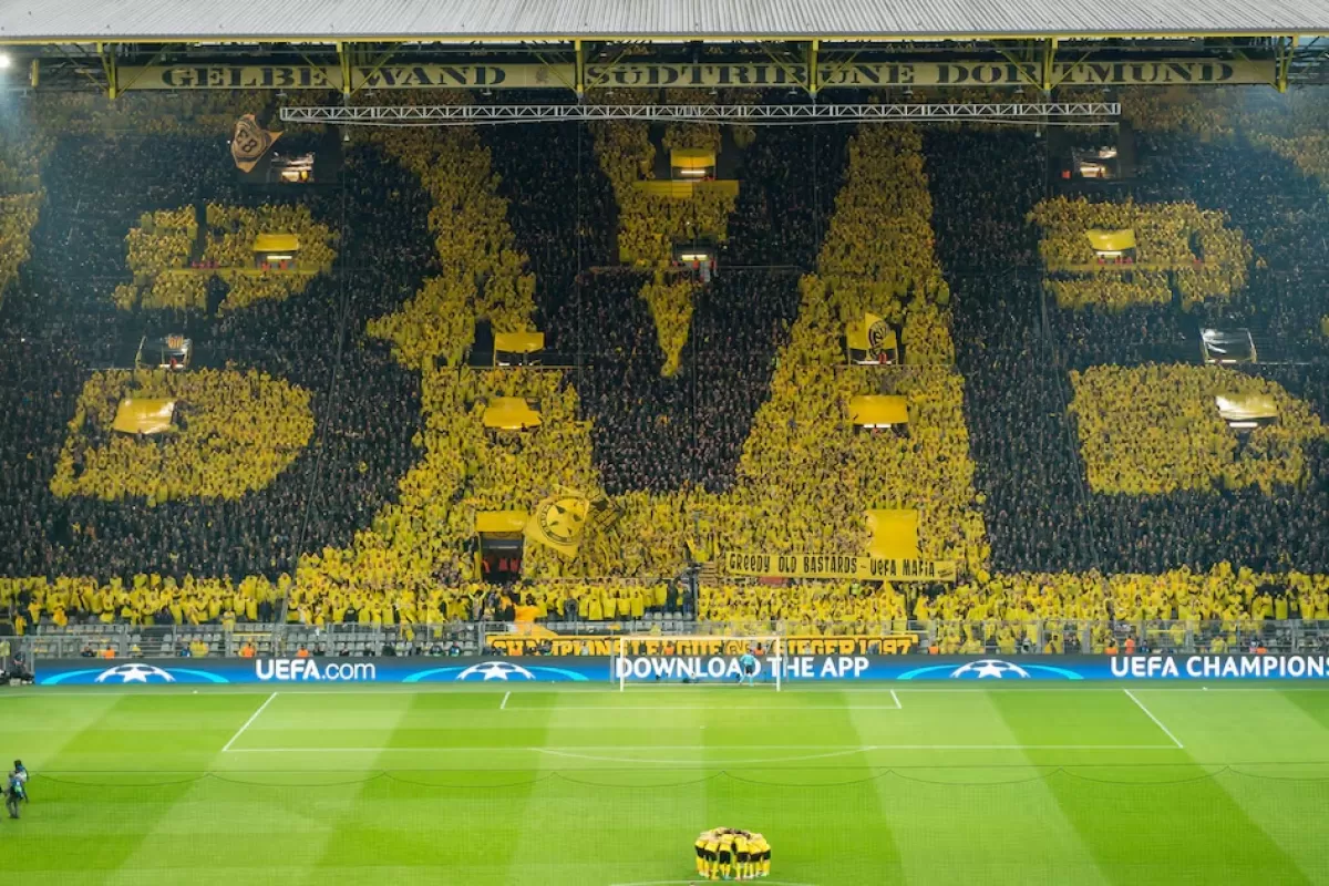 VIDEO | Borussia Dortmund premiar&aacute; a los hinchas que no utilicen el celular durante los partidos