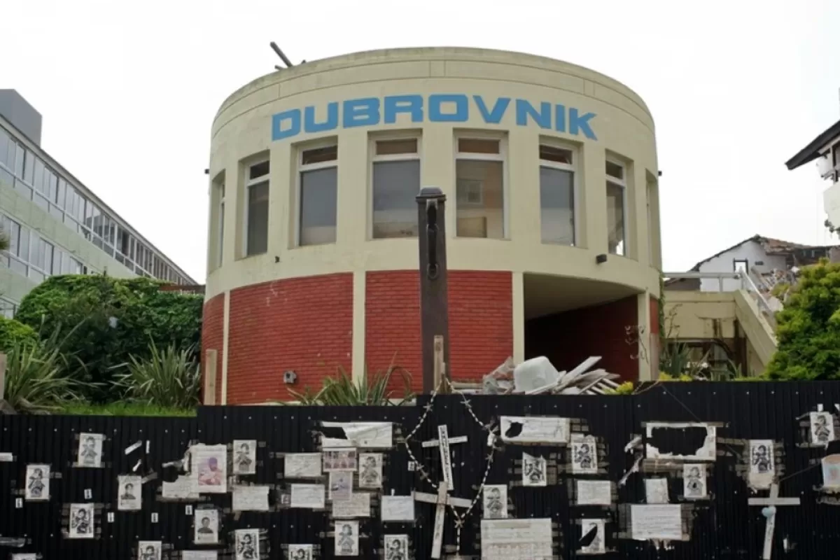Velas en las ruinas del Dubrovnik, lanzamiento tur&iacute;stico en Puerto Madero: el contraste que molesta a Villa Gesell