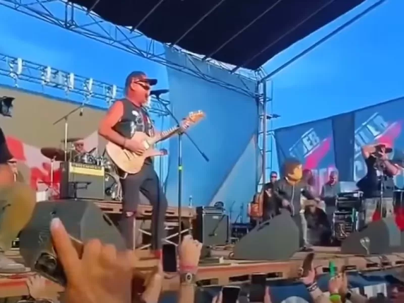 Un enano caracterizado como Milei irrumpió en Luján cuando La Renga interpretaba “Panic Show”