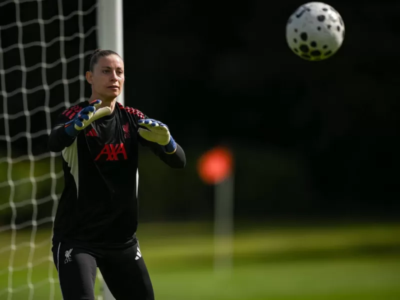 Suspenden seis partidos a una arquera del Liverpool por lenguaje racista