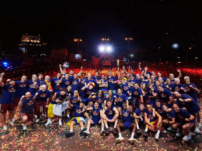 VIDEO | Espa&ntilde;a lleg&oacute; a Madrid y desat&oacute; una celebraci&oacute;n hist&oacute;rica tras conquistar el Mundial