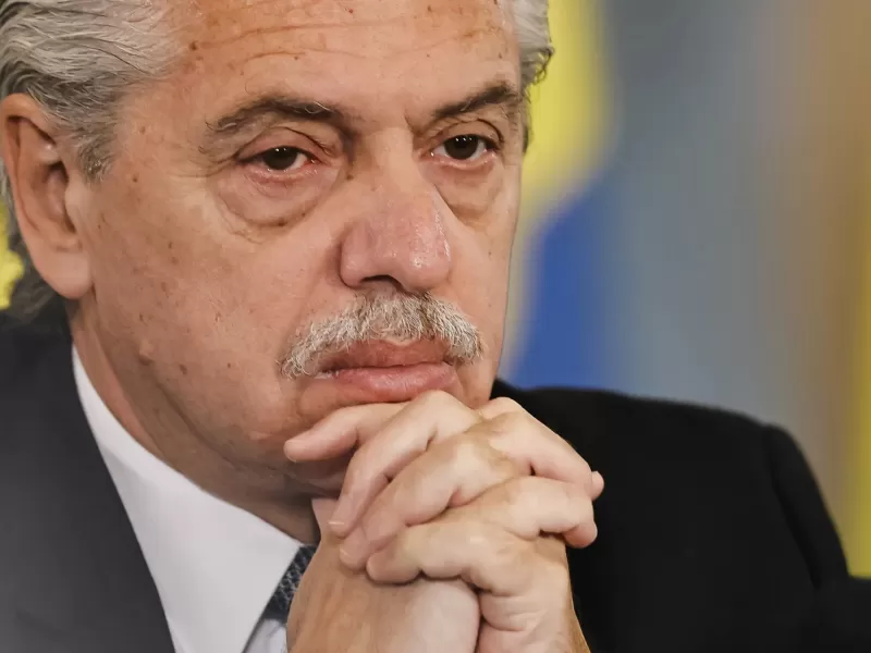 Procesan a Alberto Fernández por negociaciones incompatibles y lo embargan por $14.634 millones