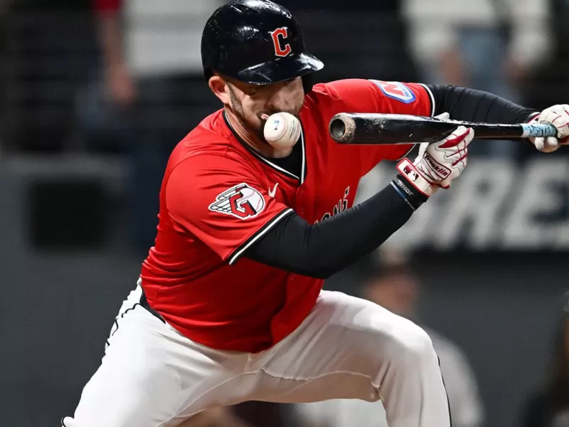 VIDEO | David Fry sufre fractura nasal y facial tras golpe de 99 mph de Skubal