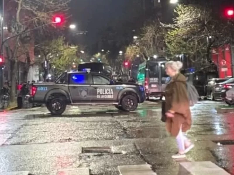 Hombre armado irrumpe en Crónica, hiere a un guardia y es detenido tras operativo policial