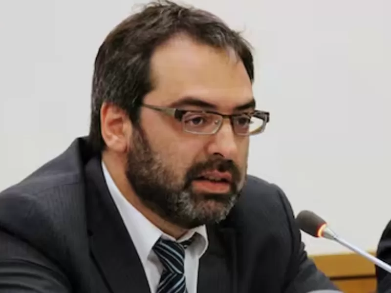 La denuncia de De Olivera apunta a Ernesto Kreplak por retener un fallo sobre miles de terrenos en la Provincia