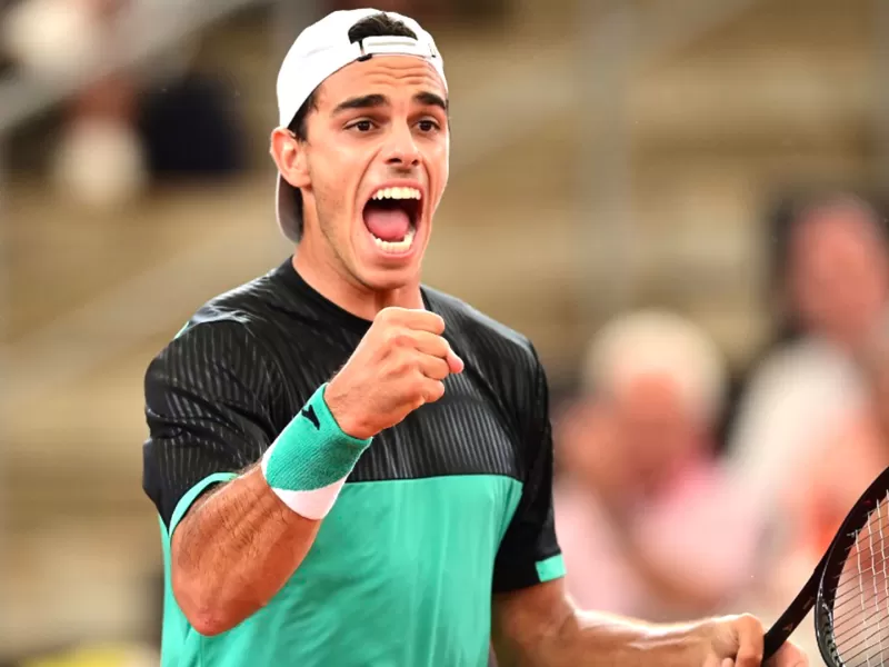 VIDEO | Francisco Cer&uacute;ndolo luch&oacute; hasta el final y arranc&oacute; con una s&oacute;lida victoria en Roland Garros