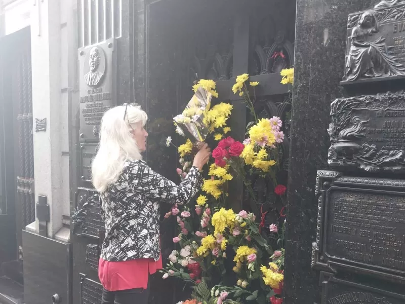 Homenaje político: Mercedes Landa visita la bóveda familiar de "Evita"