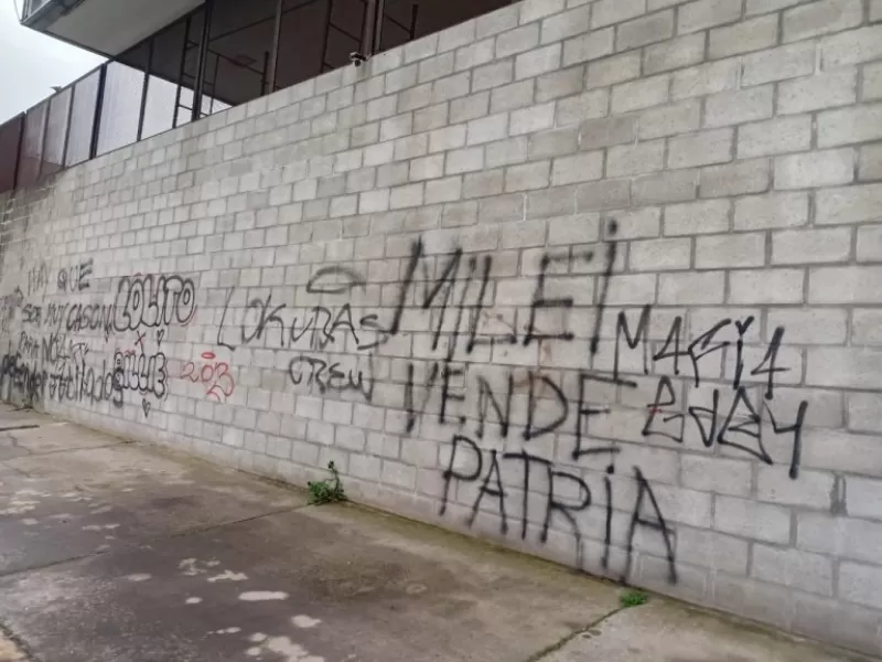 Denuncian en Mercedes que un grupo ligado al municipio atacó la casa de referentes vecinalistas