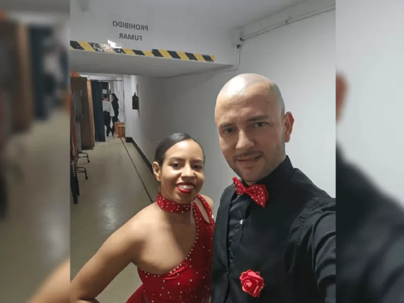 VIDEO | Bailaba bajo los reflectores, escondía su calvicie con una gorra y hoy devuelve sonrisas frente al espejo