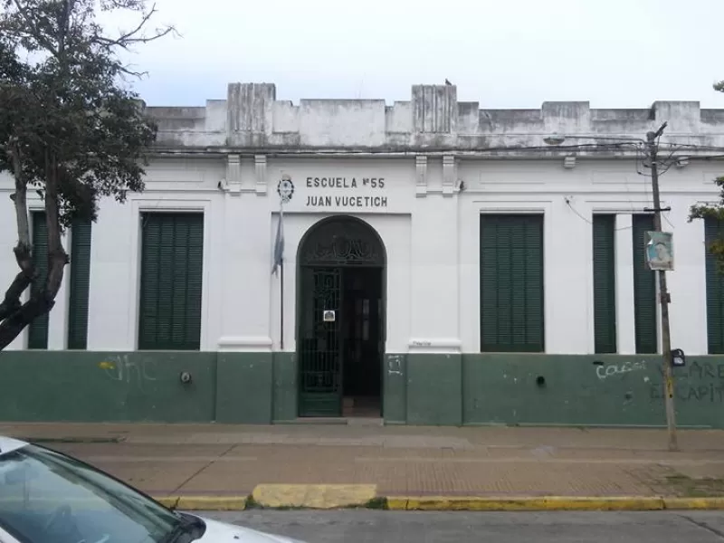 La Plata: estudiantes agrupados por la falta de calefacción en una primaria