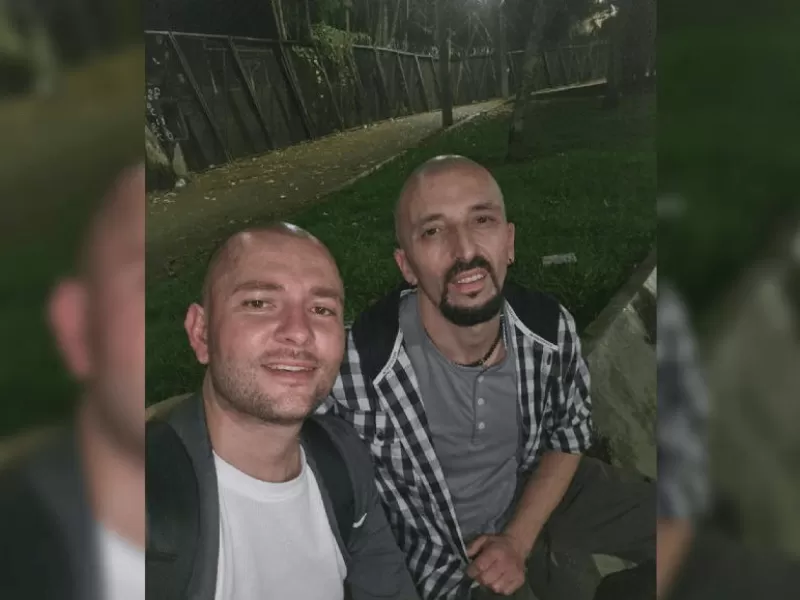 VIDEO | Bailaba bajo los reflectores, escondía su calvicie con una gorra y hoy devuelve sonrisas frente al espejo
