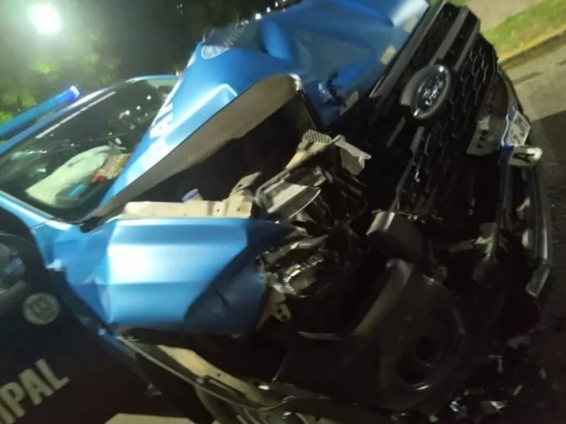 La Plata registró un fuerte accidente entre un patrullero municipal y un camión de Edesur en plena madrugada