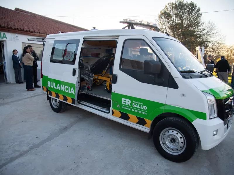Frigerio entregó ambulancias y recorrió las obras de hospitales en Basavilbaso y Rosario del Tala
