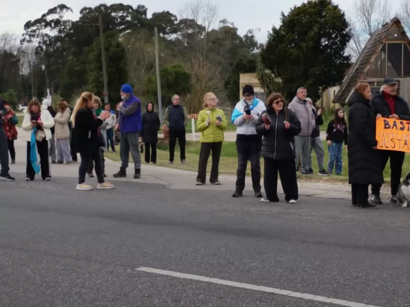 M&aacute;s de 50 vecinos protestaron en Mar Chiquita por facturas de luz de hasta 1 mill&oacute;n de pesos y apuntaron contra Arbolito