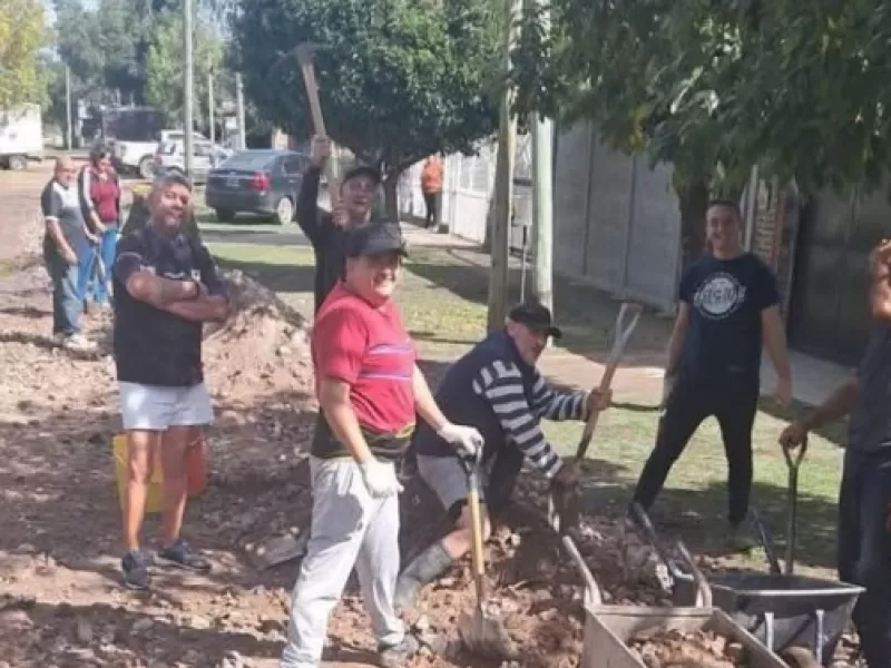 Vecinos de Merlo hacen el trabajo del Municipio y apuntan contra Men&eacute;ndez por el deterioro de los barrios