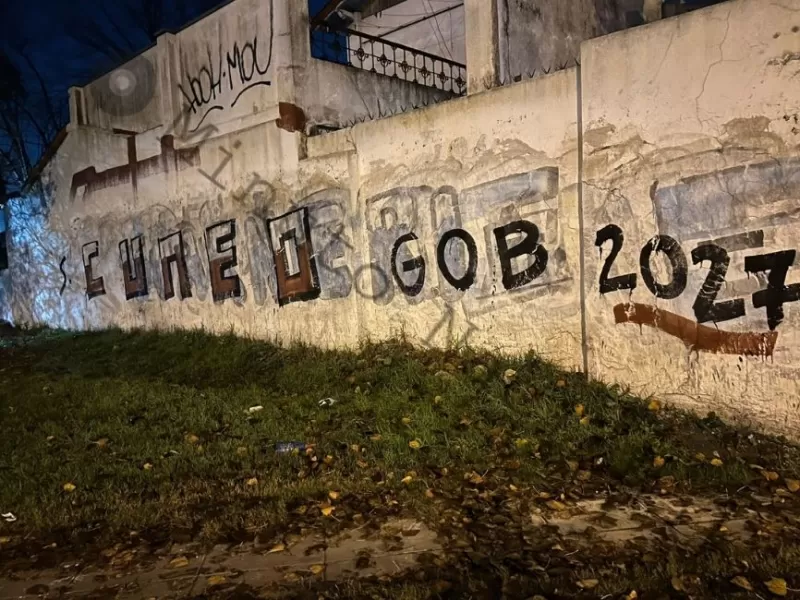 Con murales en distintos municipios, Santiago Cúneo suma presencia callejera antes del inicio formal de la carrera electoral