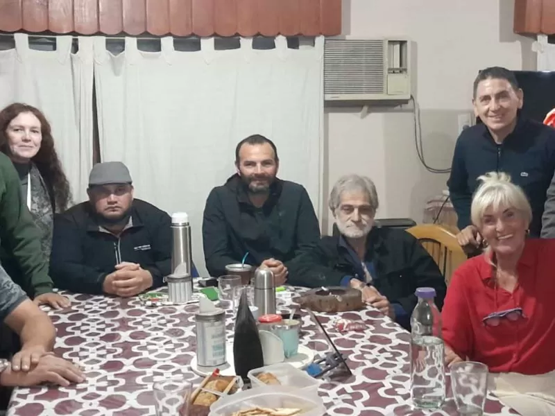 Mercedes Landa agranda las filas de Nuevo País en provincia de Buenos Aires y participa en misa por Francisco I