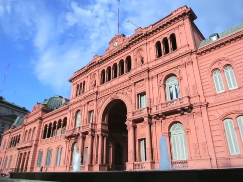 Cuestionan al Gobierno por una presunta estrategia de largo plazo vinculada a tierras, inversiones y vigilancia digital