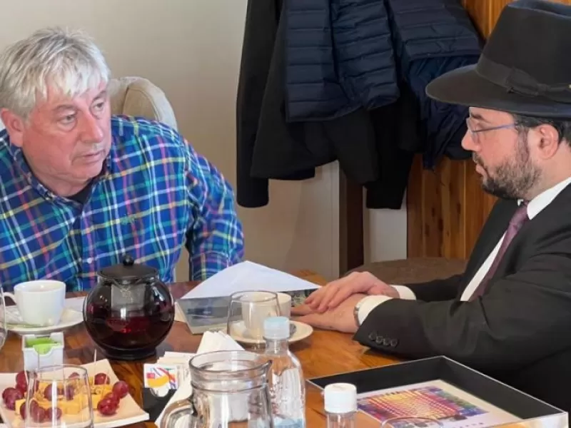 Crece el malestar en R&iacute;o Negro tras la reuni&oacute;n de Cort&eacute;s con el l&iacute;der religioso de la AMIA en Bariloche