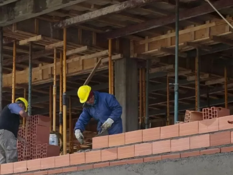 La base de empleadores se contrajo en m&aacute;s de 21.800 firmas mientras el empleo registrado cay&oacute; de 9,85 millones a 9,56 millones en dos a&ntilde;os