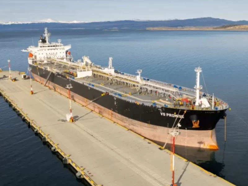 Naci&oacute;n permiti&oacute; el paso por Ushuaia de un petrolero vinculado con intereses brit&aacute;nicos que busca llevarse crudo fueguino